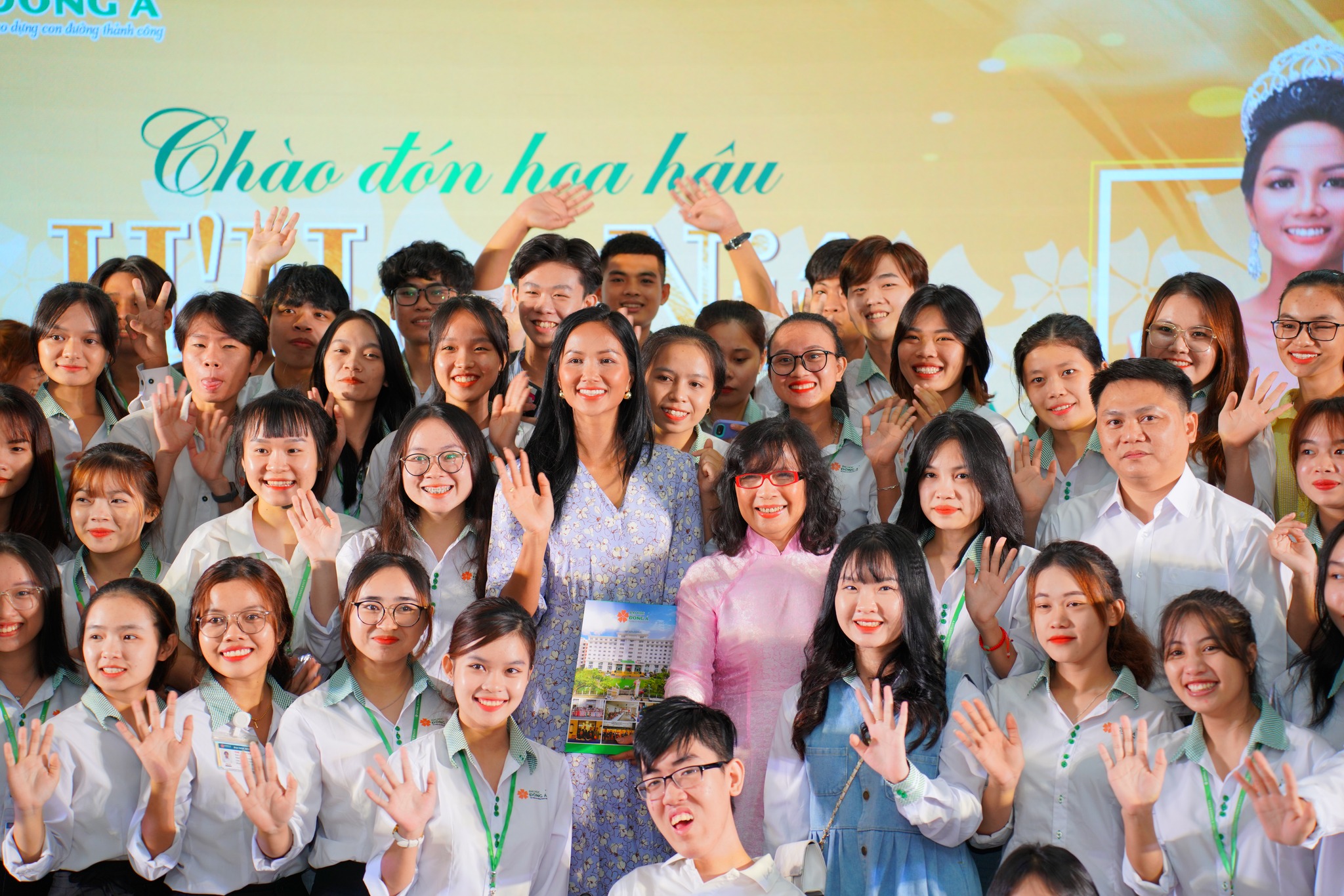 Miss Universe Vietnam, H’Hen Niê shares her life’s story to UDA students