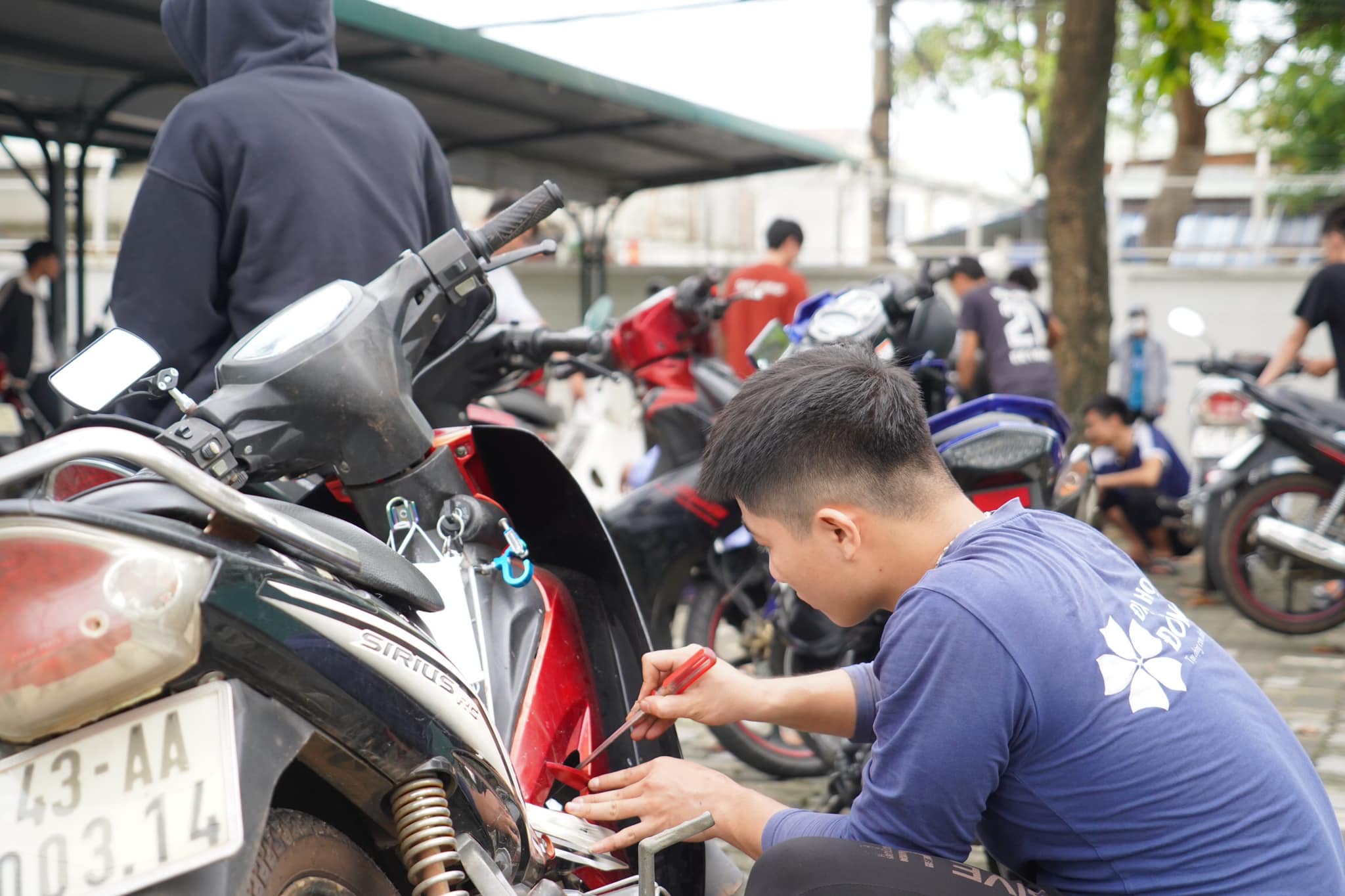 The student SOS team of Dong A University free of charges repairs for students after the historic rain